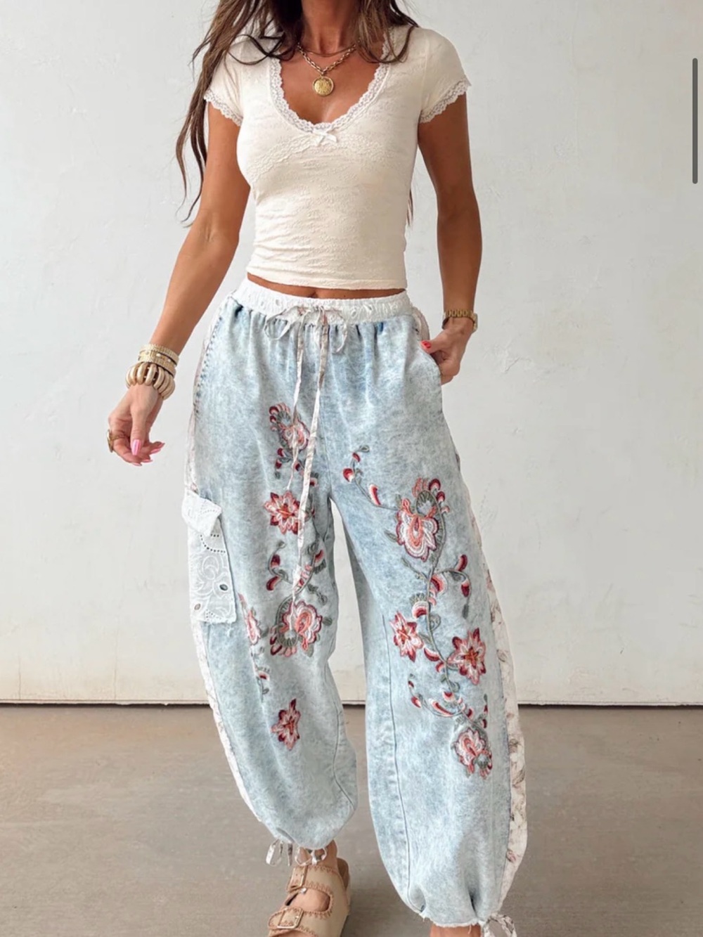 New POL Embroidered Floral and Lace Light Wash Wide Leg Jogger Pants Boho Sz M